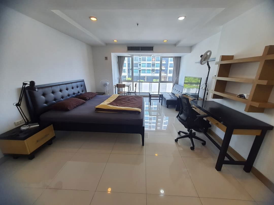 P609 Condo for rent: The Trendy Condominium, good location, Sukhumvit 13, beautiful room, fully furnished, has a washing machine.