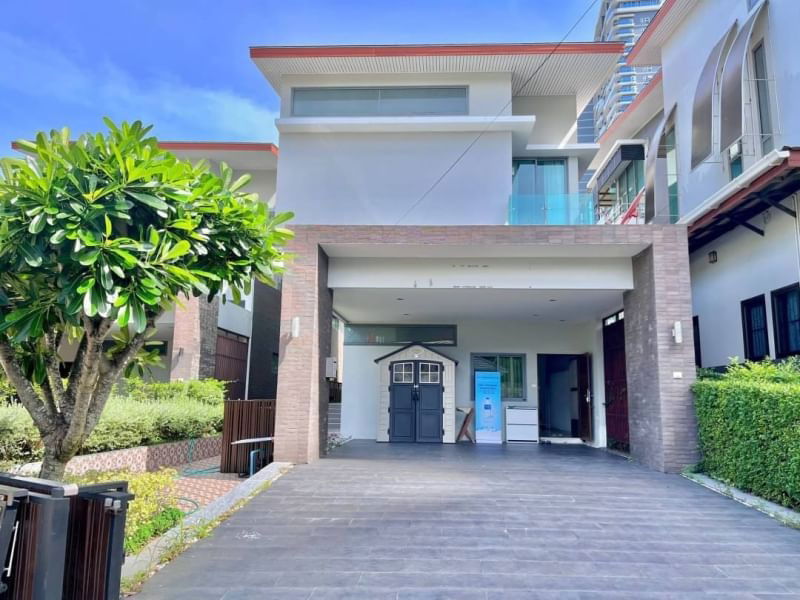 For rent: "Luxury pool villa by the sea in Bangsaen with private pool, sea view"