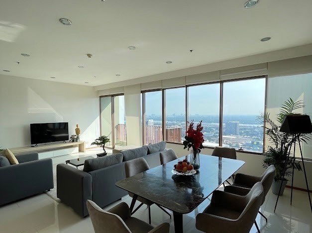 LTHC11595 - The Emporio Place FOR RENT Size 162 sqm. 4 beds 5 baths Near BTS Phrom Phong Station ONLY 130K/Month