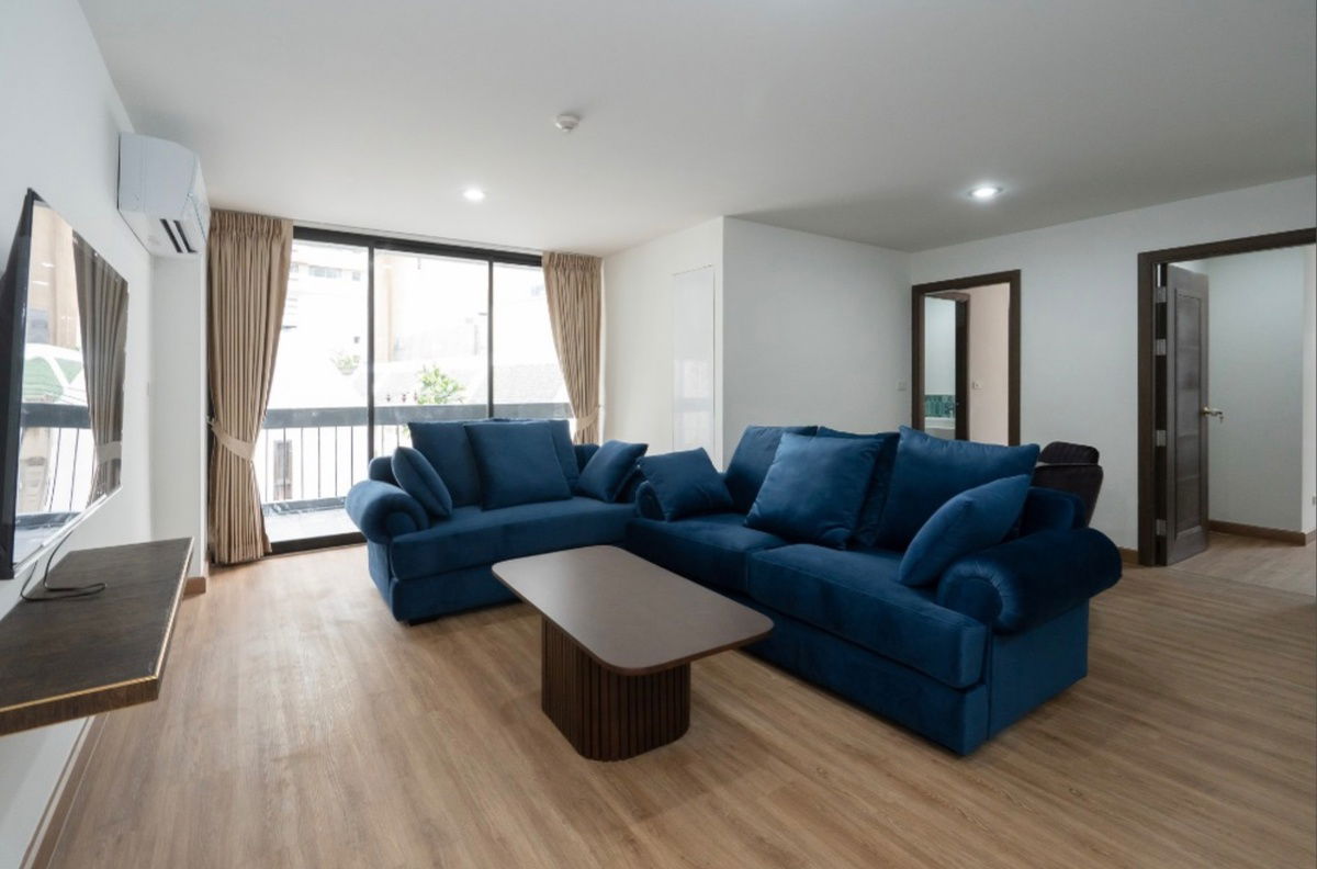 For rent: PSJ Penthouse, 3 bedrooms, beautiful, cheap, large, fully furnished, near BTS Nana. Interested, add Line @841qqlnr