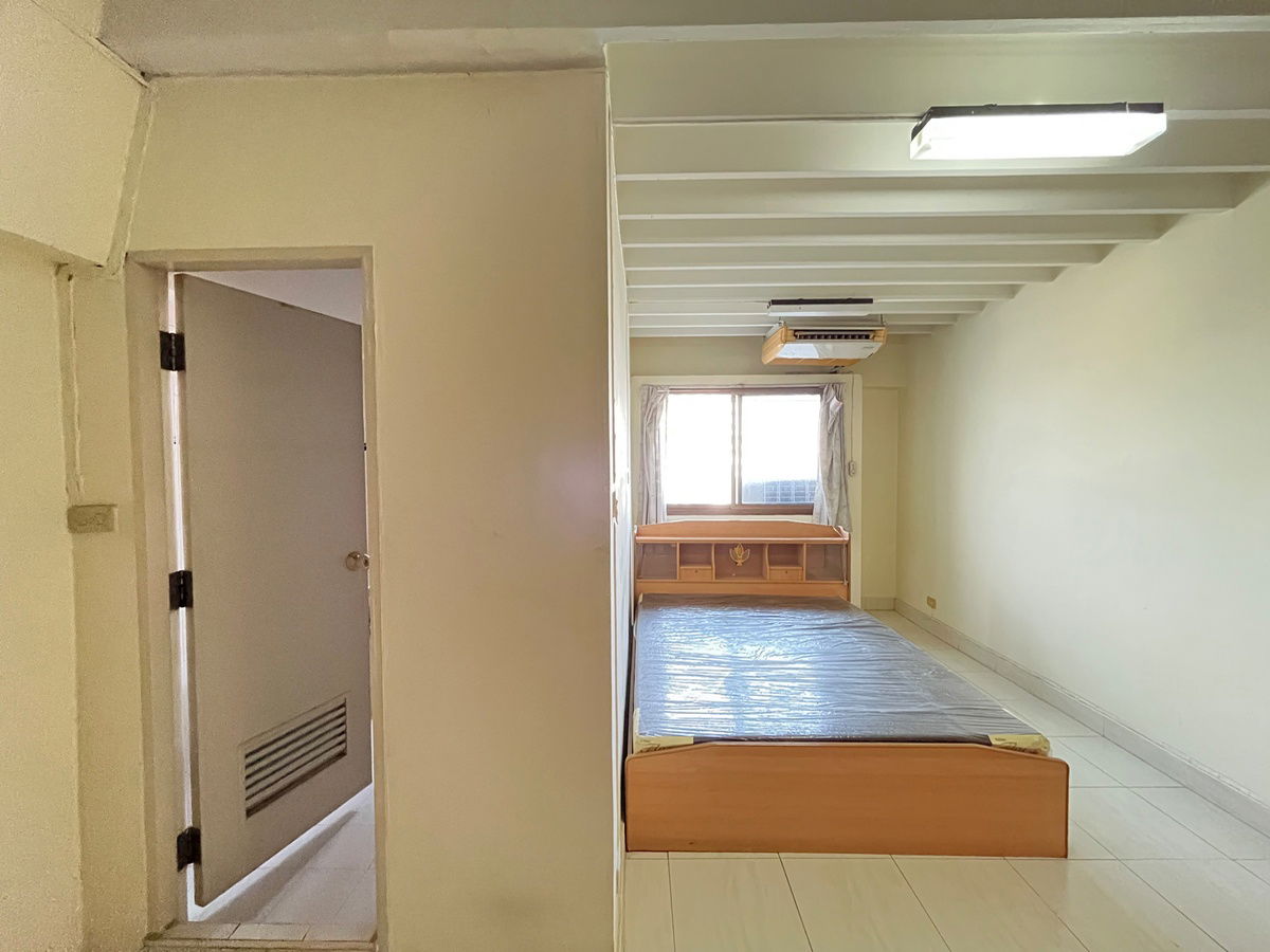 Sailom phahol8. Studio 32sqm. Line id: @pfagent