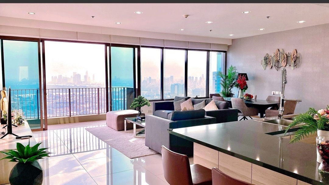 For Rent The Emporio Place BTS Udomsuk (1 km./ 14-min walk) Call: 061-354-4246 Negotiable Line ID: @condobkk (with @) Code  H32785