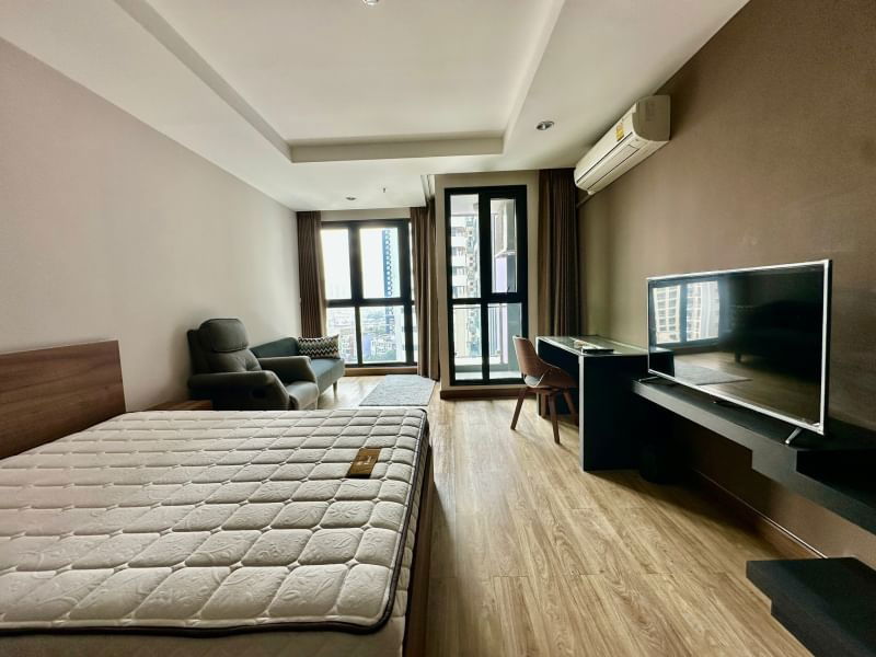 For rent: Ladda Plus Condo Sriracha, beautiful room, high floor, great  location, near Robinson Sriracha shopping mall.