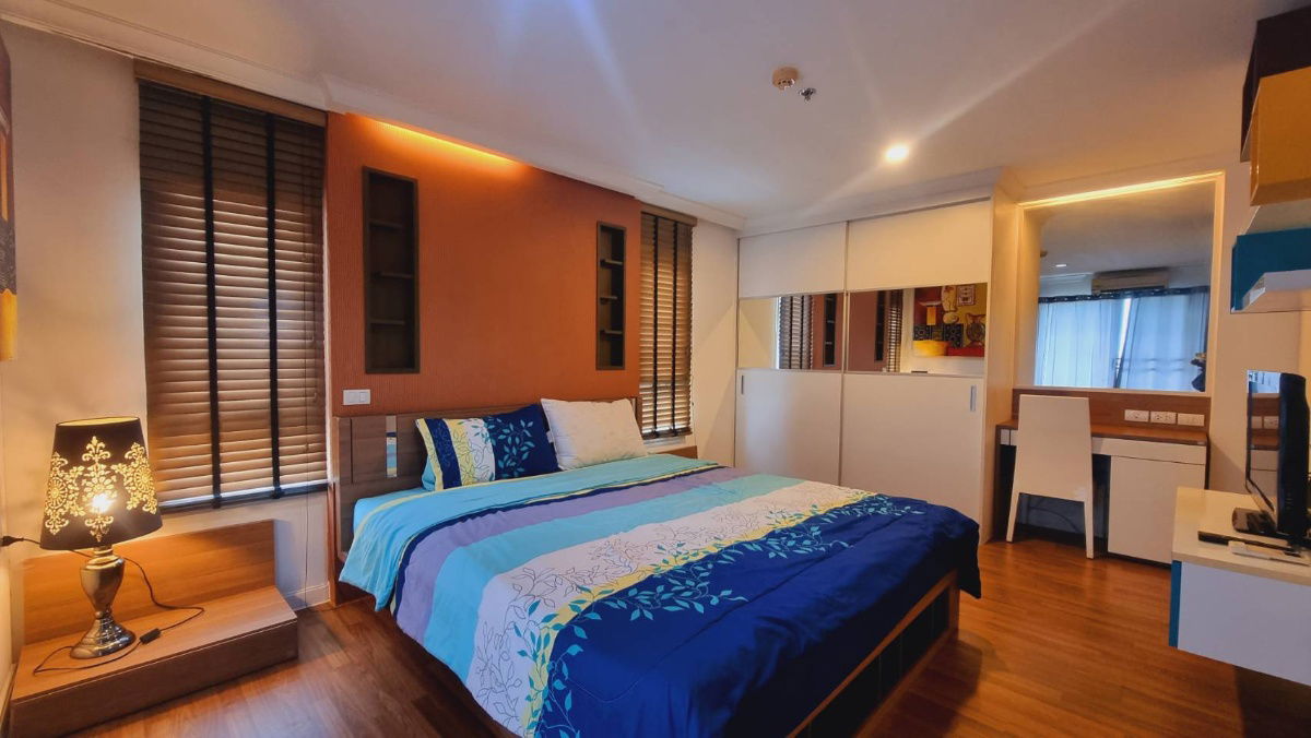 For rent: Lumpini Place Rama 9, 2 bedrooms,only 28,000 baht fully furnished (with washing machine) )Corner room,near MRT Rama 9, near Central Rama 9