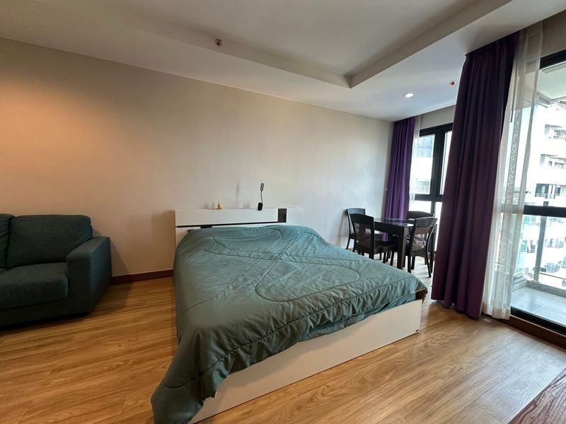 For rent Ladda Plus Condo, beautiful room, great price, fully furnished, near Robinson Sriracha Mall