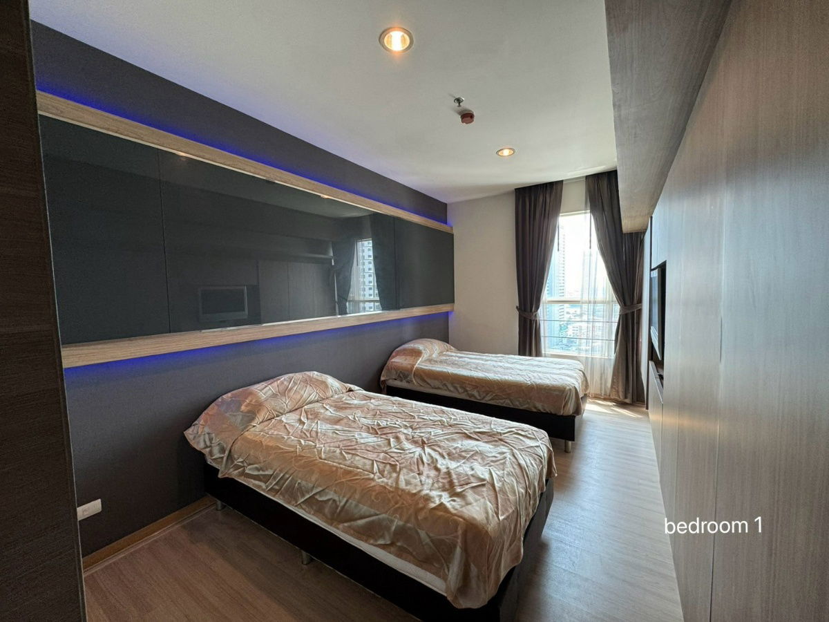 Owner rents out The Light House condo for monthly rent, 20th floor, corner room, next to BTS Charoen Nakhon, ready to move in