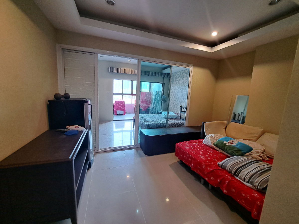 8,000 baht/month studio Country Complex BTS Bang na