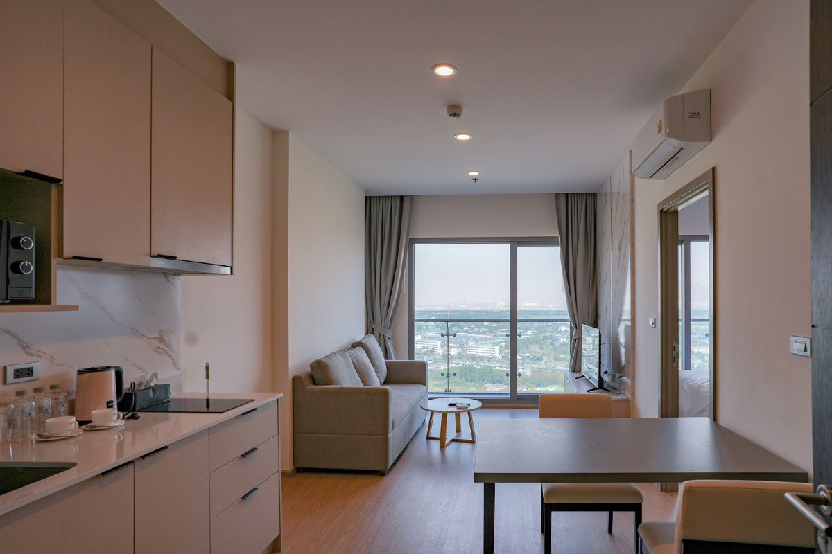 出租：Symphony 公寓，租金 15,000 泰铢/月，22 楼，山景，面积 42 平方米。