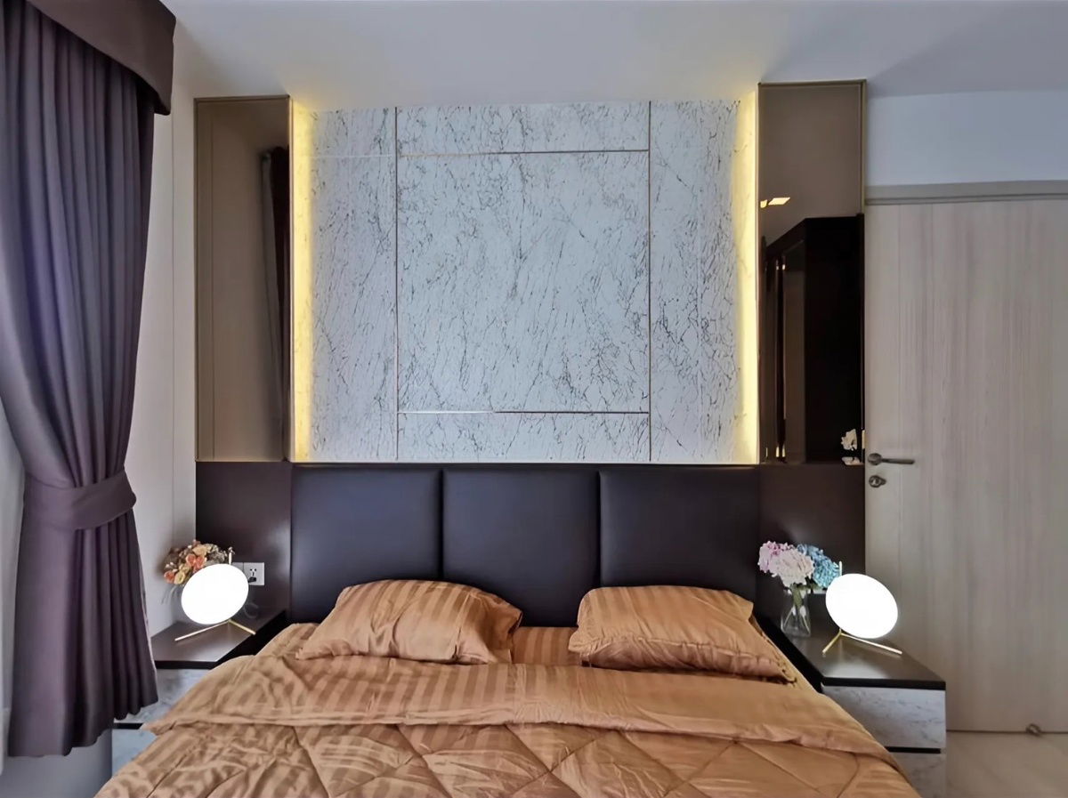 Life One Wireless : 35 sq m. 17th floor, BTS Ploenchit, beautiful room, fully furnished soft creamy white furniture, complete electrical appliances