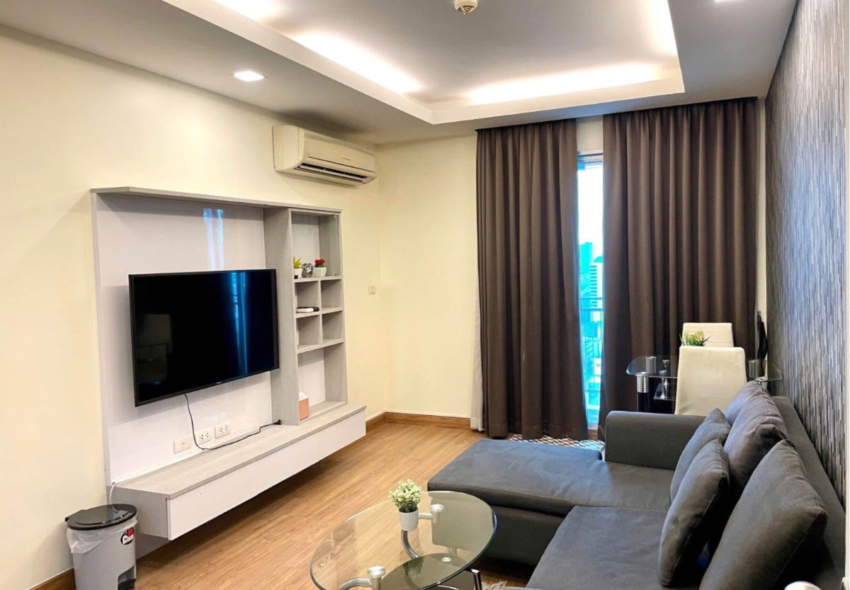 Thru                         Thonglor