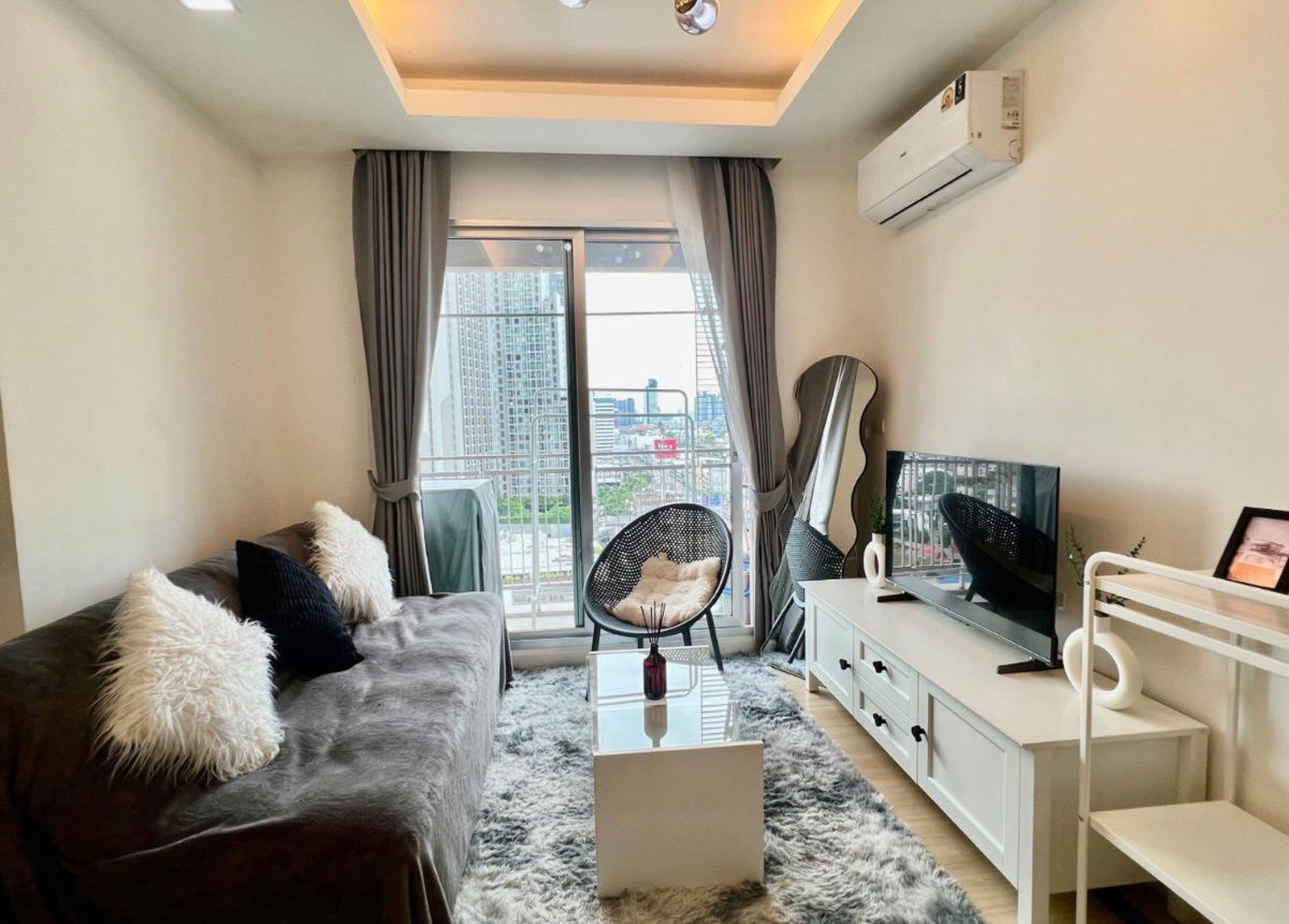 Thru                          Thonglor