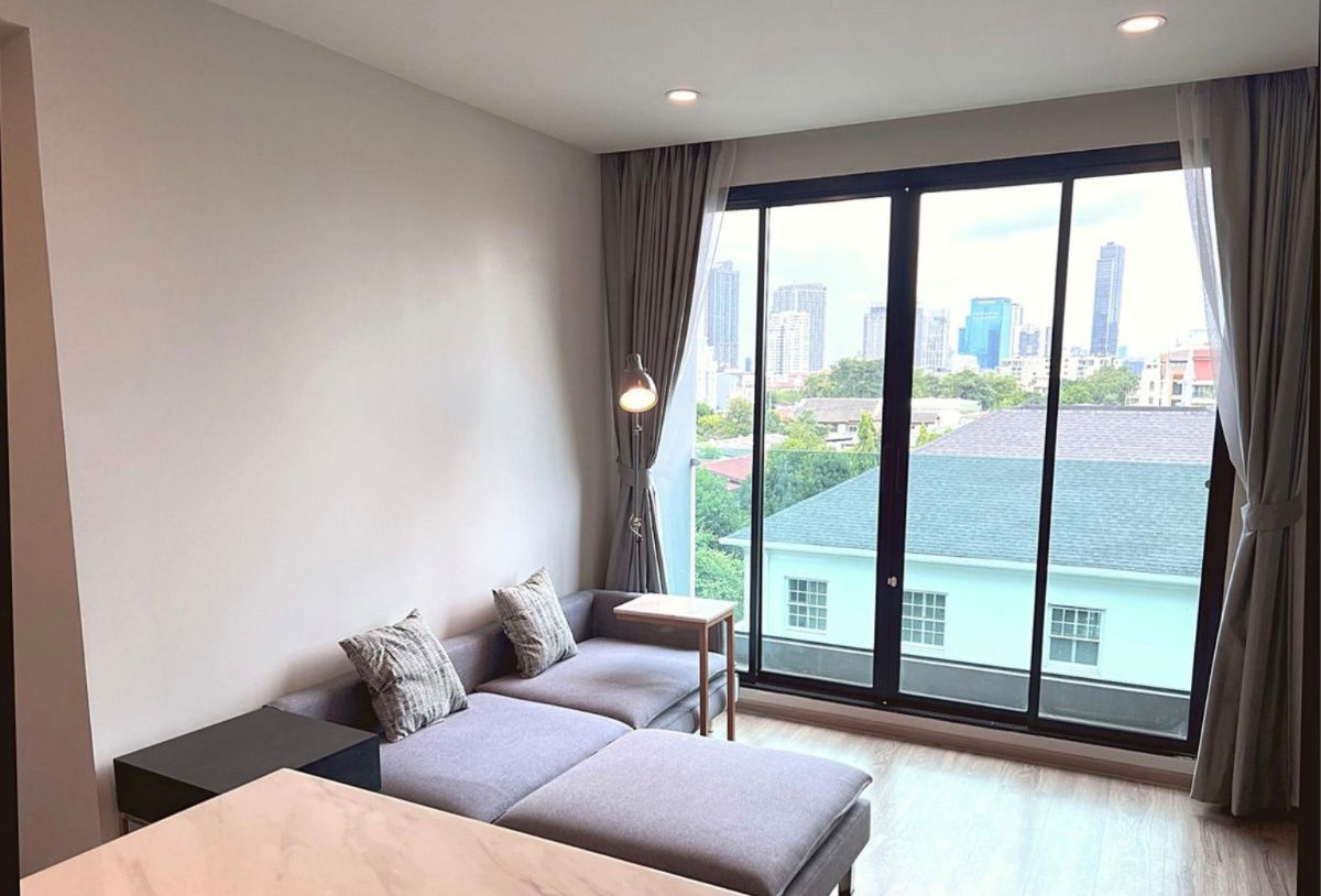 rent: The Teak Sukhumvit 39, large room, beautiful, fully furnished, near EmQuartier. Interested, add Line @841qqlnr.