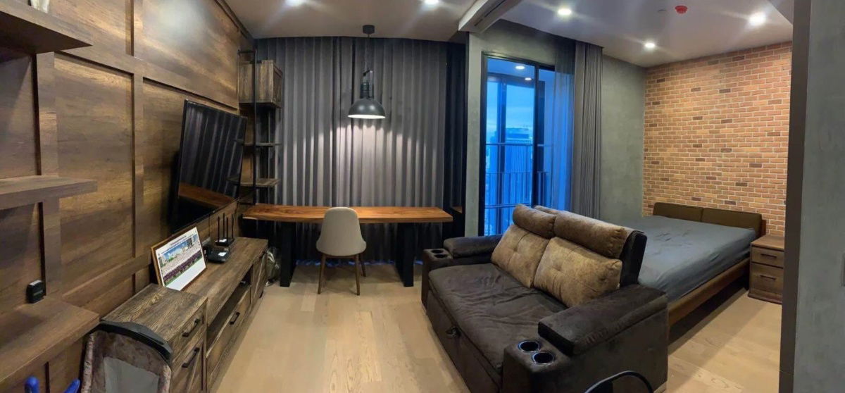 Ashton Chula -                  Silom