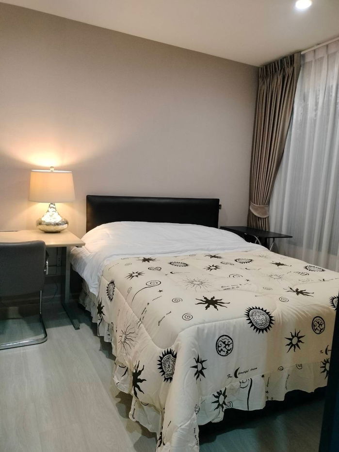 P1000 Condo for rent Life Asoke, near SWU. Beautiful room, fully furnished, walk in closet, ready to move in.