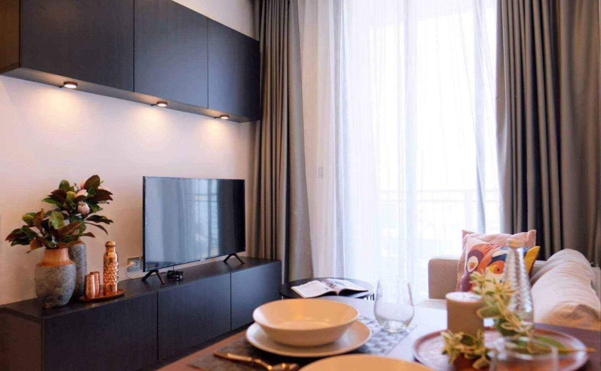 THE LINE Phahon -            Pradipat