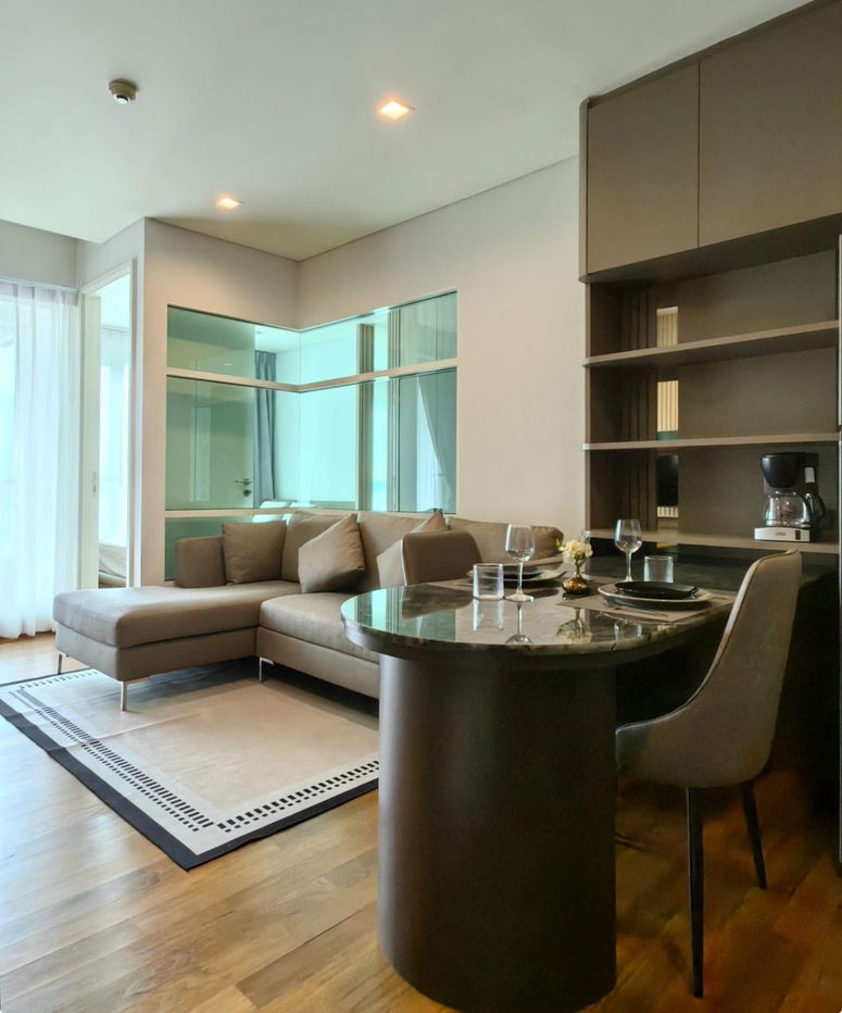 Ivy                       Thonglor