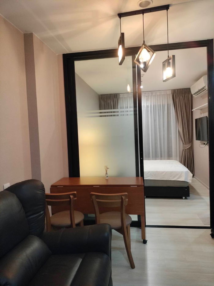 P1018 Condo for rent Life Asoke, next to MRT near SWU. The room is very beautiful, fully furnished, super special price.
