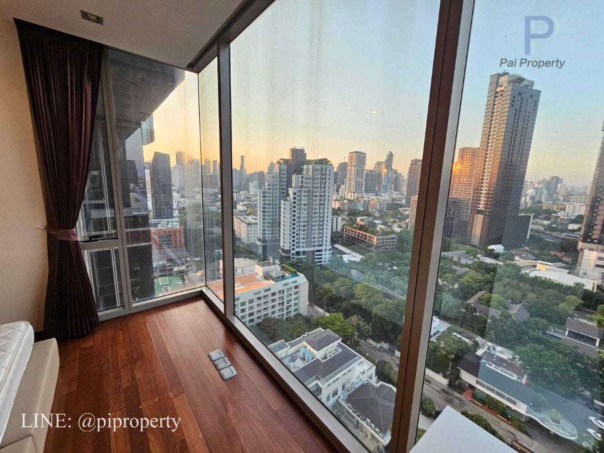Great cost-effective 2-bedroom condo for rent in Thonglor area. Huge floor-to-ceiling windows in the bedroom, unobstructed view. 300m to BTS Thonglor