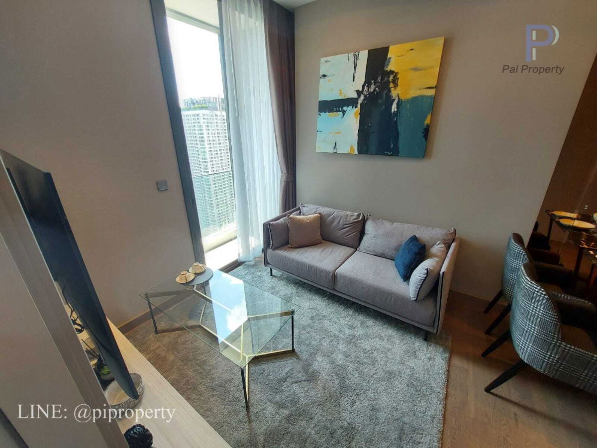 MRT 0 meter luxury condo 1 Bedroom unit for rent in The Esse at Singha Complex. Spacious layout with a bathtub bathroom. Fully furnished