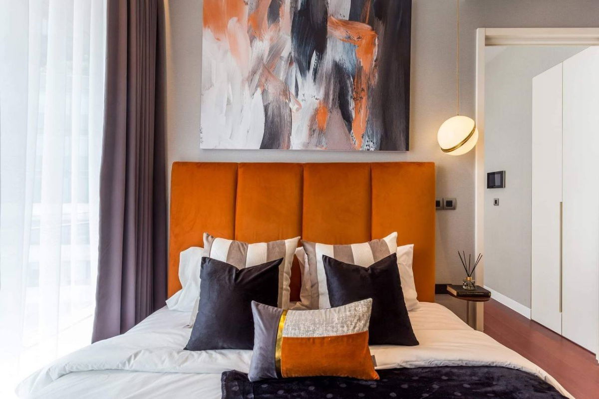 คุณบายยู (BTS สถานีทองหล่อ)