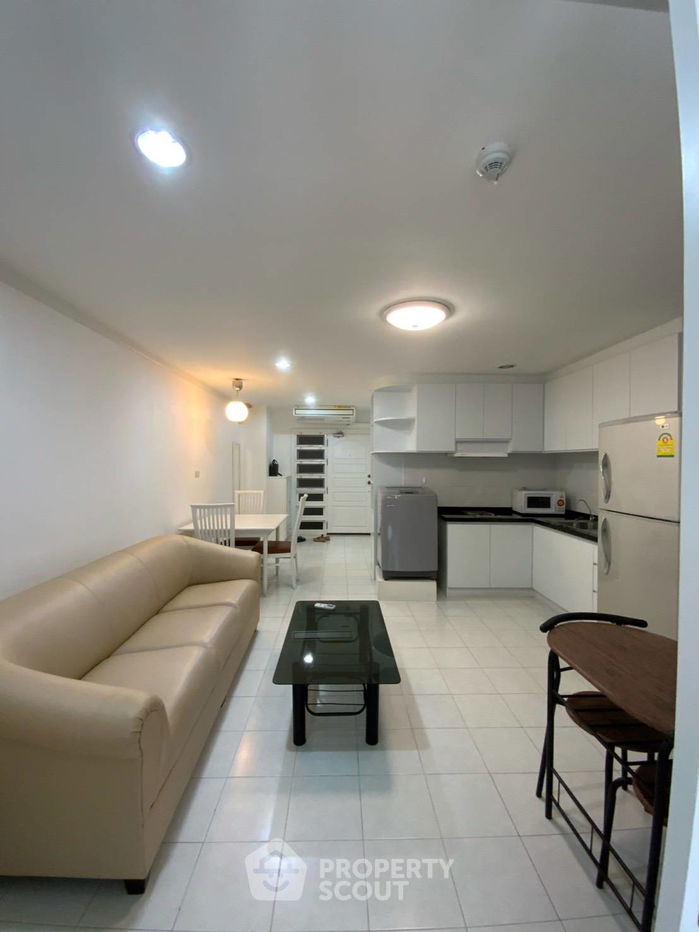1-BR Condo at Supalai Place Sukhumvit 39 near BTS Phrom Phong (ID 513397)