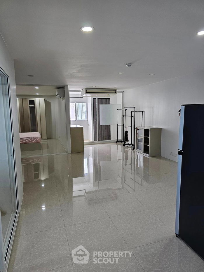 1-BR Condo at I.T.F. Silom Palace Condominium near BTS Chong Nonsi (ID 1795477)