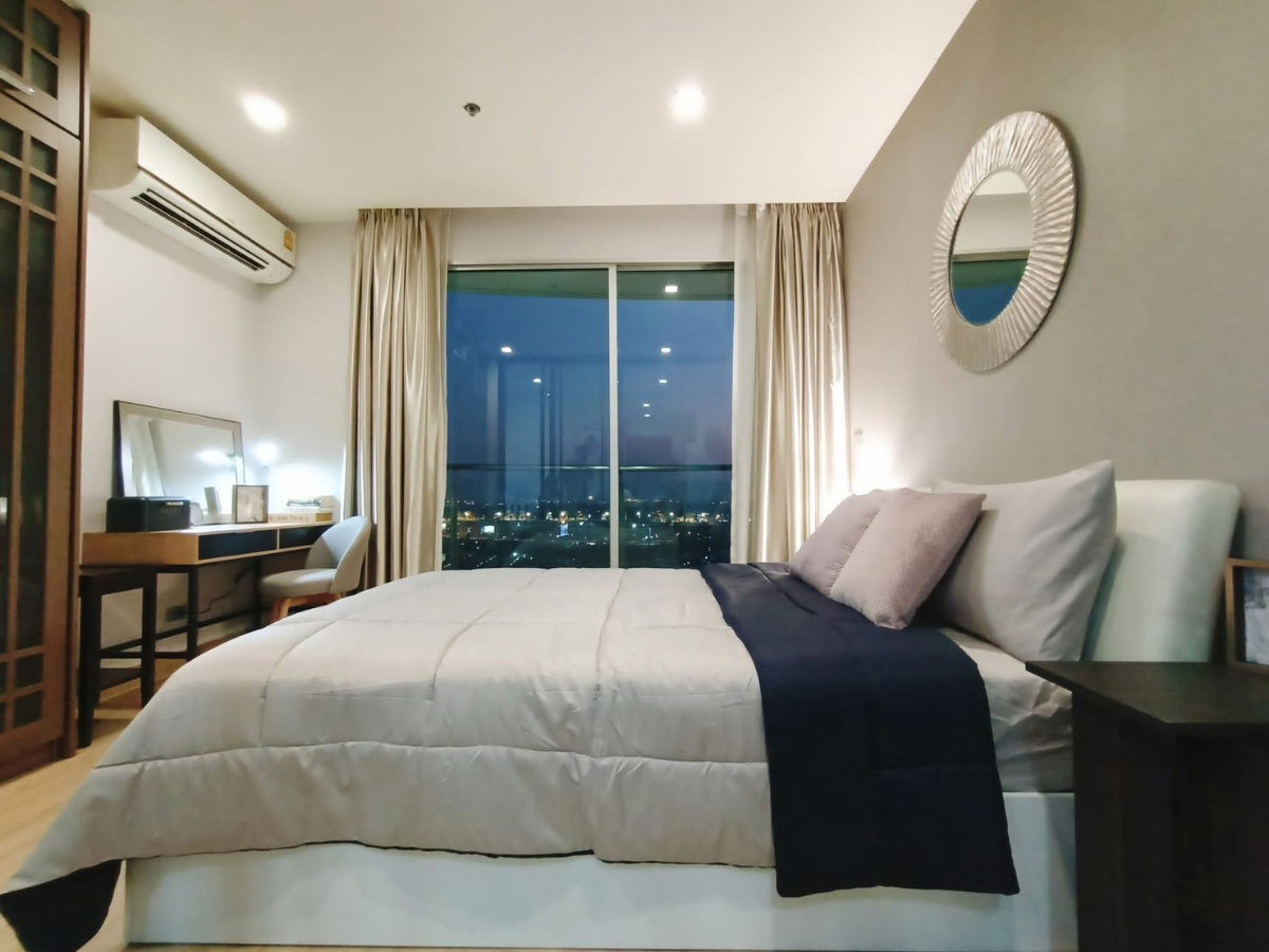 Sky Walk Residences (Just 5 minutes walk from Phra Khanong BTS station)