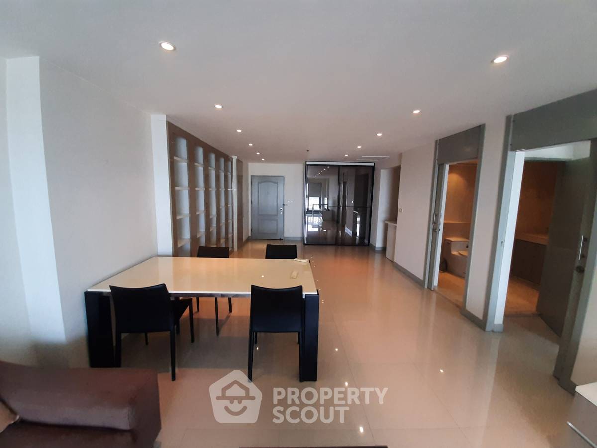 1-BR Condo at Nusa State Tower Condominium near BTS Saphan Taksin (ID 514134)