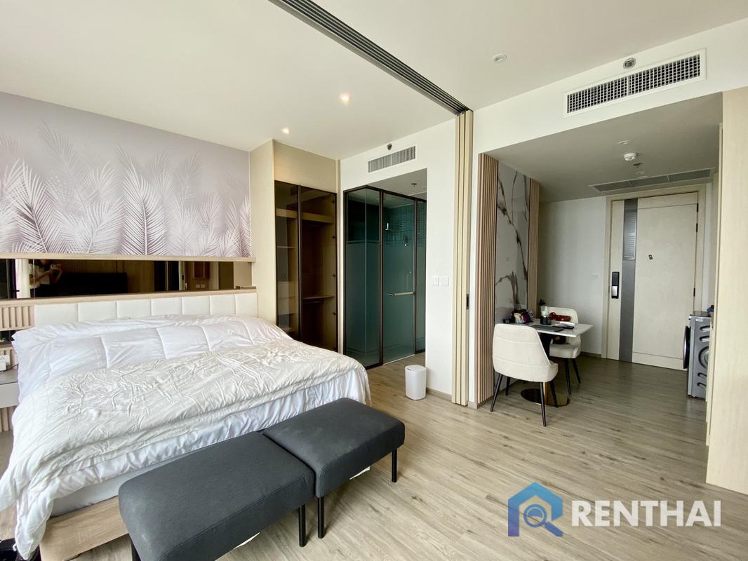 Luxury 1-bedroom, 1-bathroom condo with stunning sea view for rent at Arom Wongamat Pattaya, fully furnished and ready to move in, only 45,000 per month