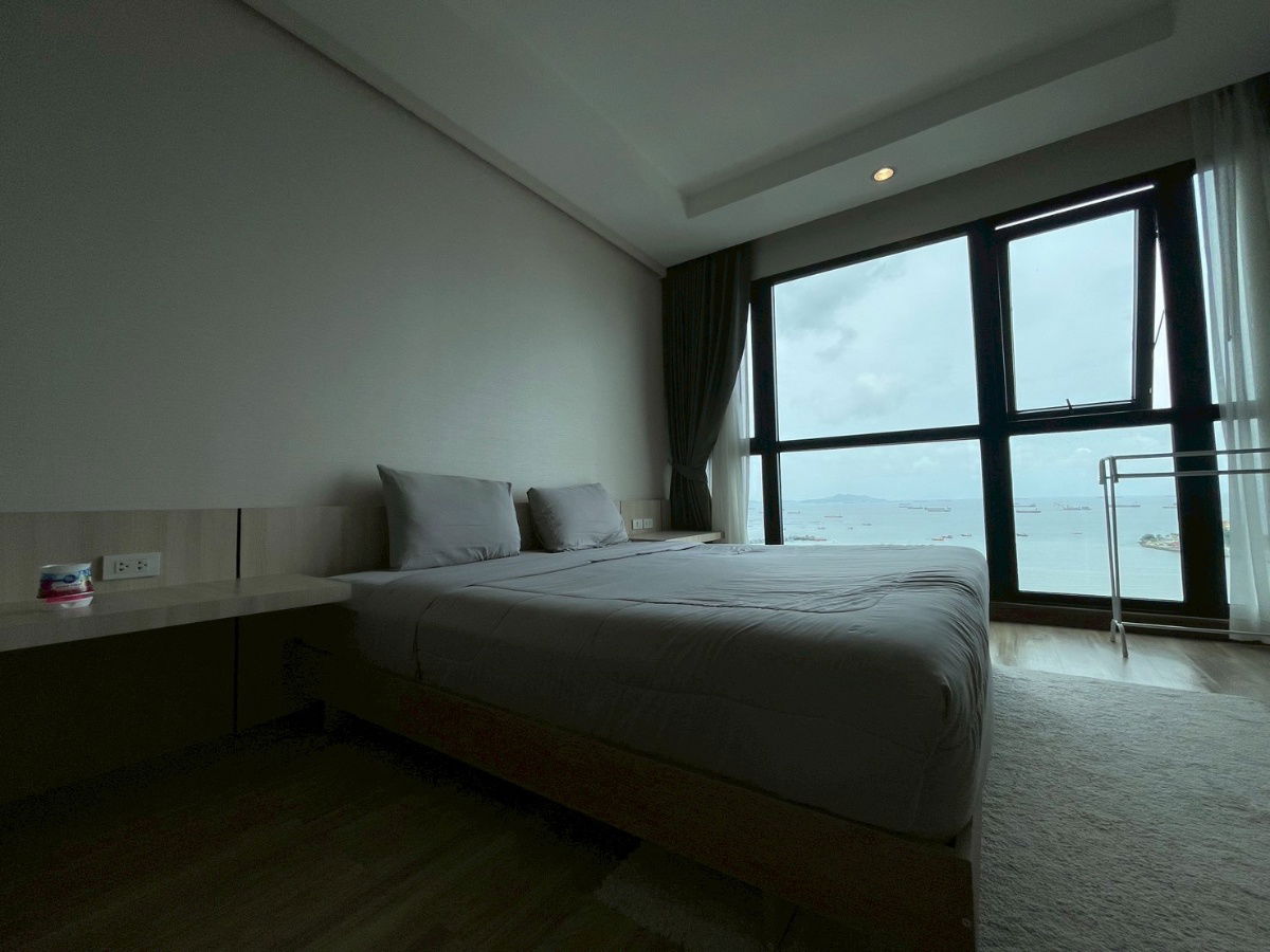 For rent, good price, Ladda Plus Condo, beautiful room, with furniture, sea view, in the heart of Sriracha city