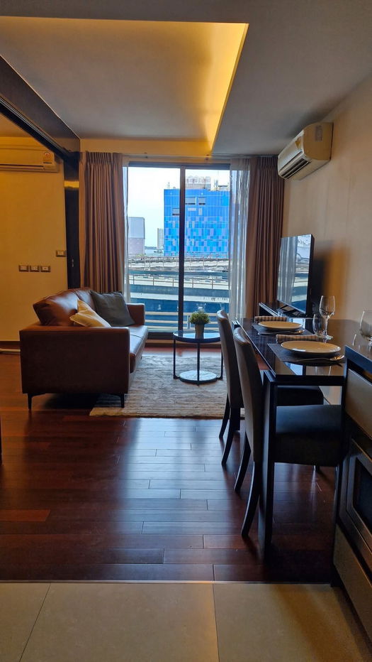 P1075 公寓出租，地址 Sukhumvit61，位于 Ekkamai 中心，房间非常漂亮，家具齐全，可随时入住，特价。