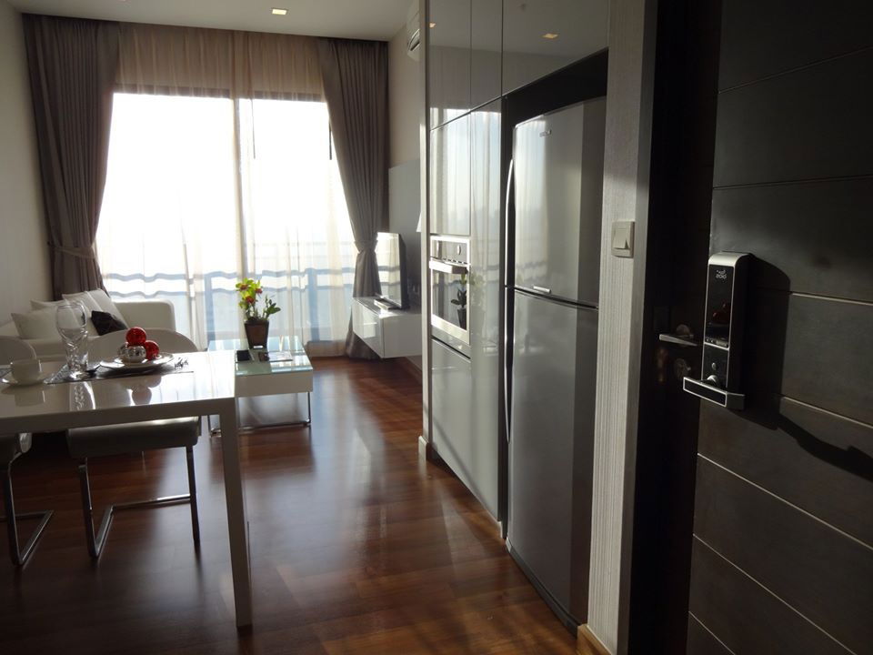 1 Bed Large Room Fully furnished  City View  Good Location Close to MRT Thailand Cultural Centre 220 m. @   IVY Ampio