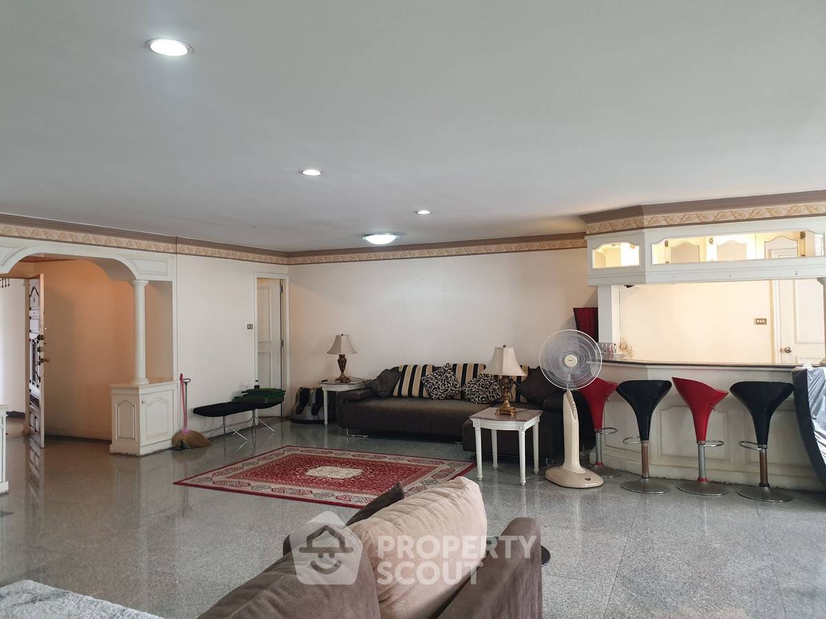 3-BR Condo at DS Tower 1 near BTS Phrom Phong (ID 1917817)