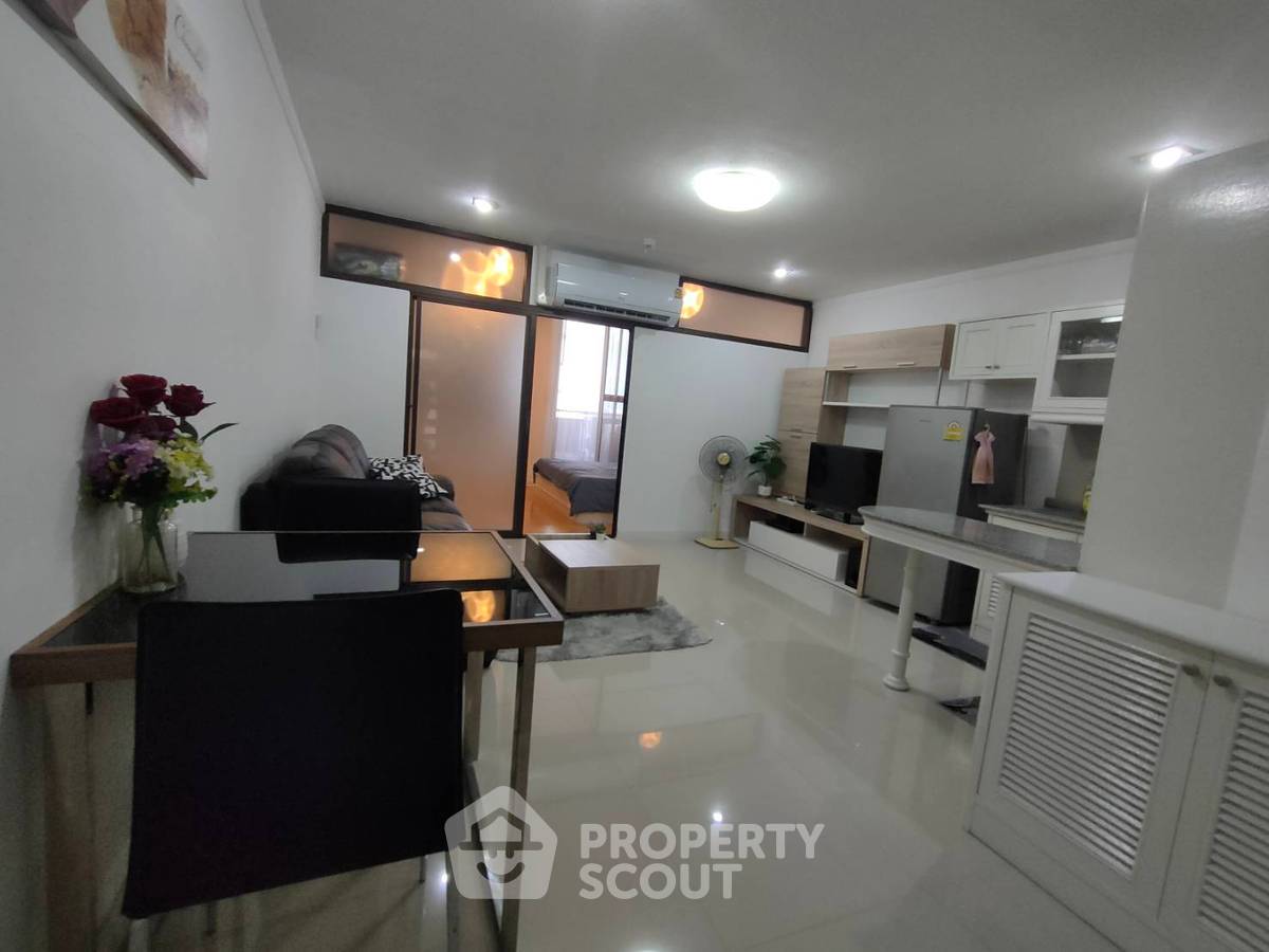 1-BR Condo at Supalai Place Sukhumvit 39 near BTS Phrom Phong (ID 425776)