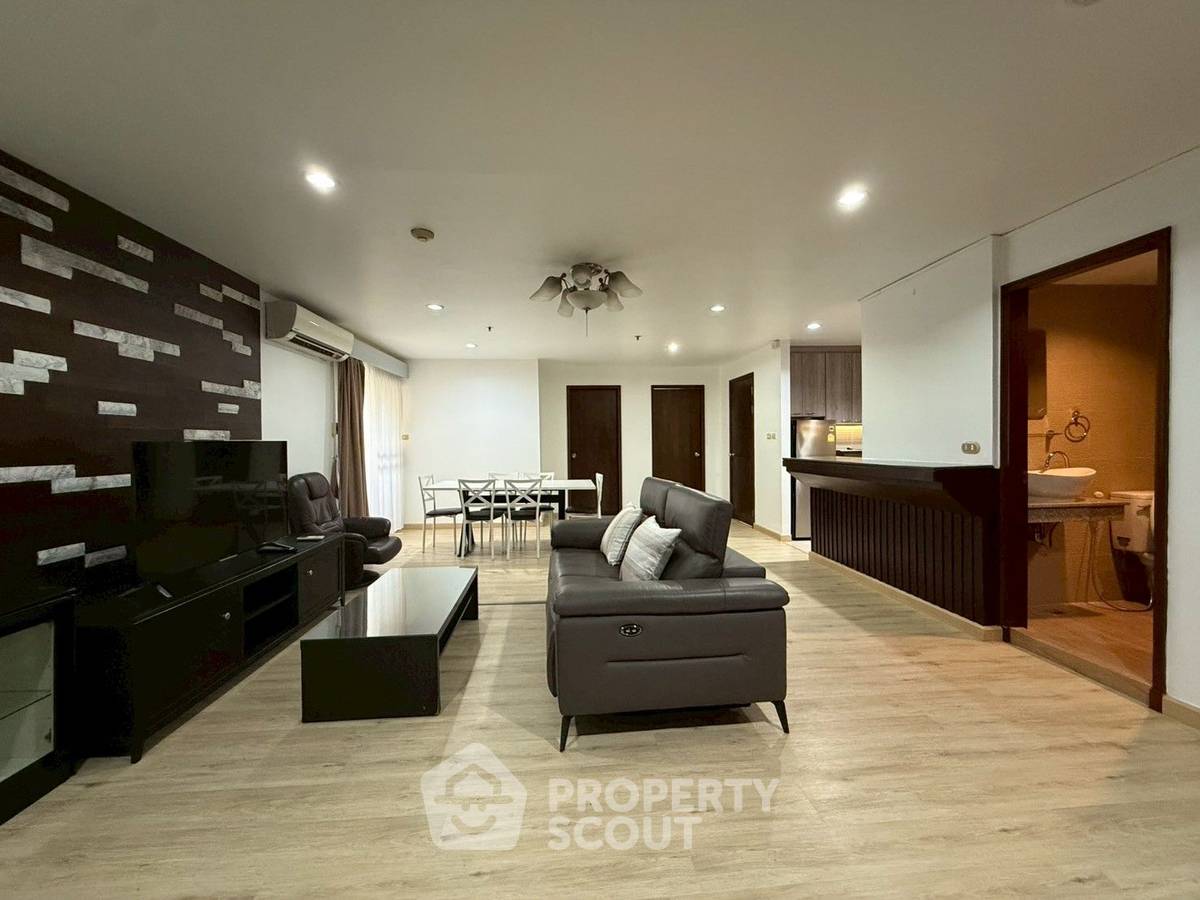 2-BR Condo at Baan Suanpetch Condominium near BTS Phrom Phong (ID 2217177)