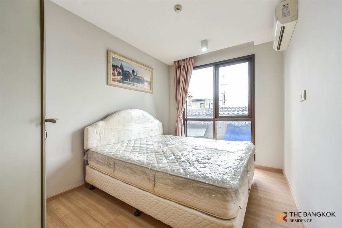 Urgent. The room is available. Rent a Lowrise Maestro 12 building. Near BTS Ratchathewi 1b1B 30.6 SQM. Only 20K/Month.