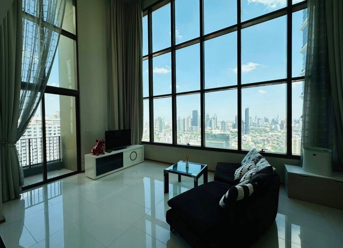 P0135 For Rent! The Emporio Place