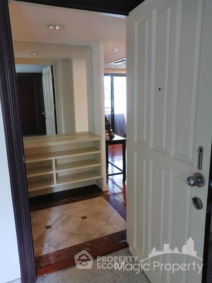 2-BR Condo at La Maison Ruamrudee near BTS Phloen Chit (ID 1671056)