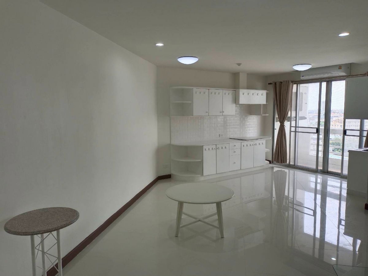 One-bedroom condo for Rent in NS Tower Bangna Condominium, 2 minute walk from Central Bangna Department Store