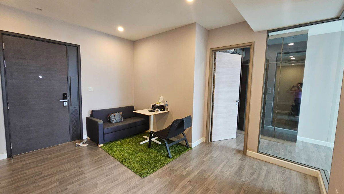 Available for rent! The Room Rama4 1 Bedroom with 45sqm. Fully furnished no damaged from earthquake. Ready to move in