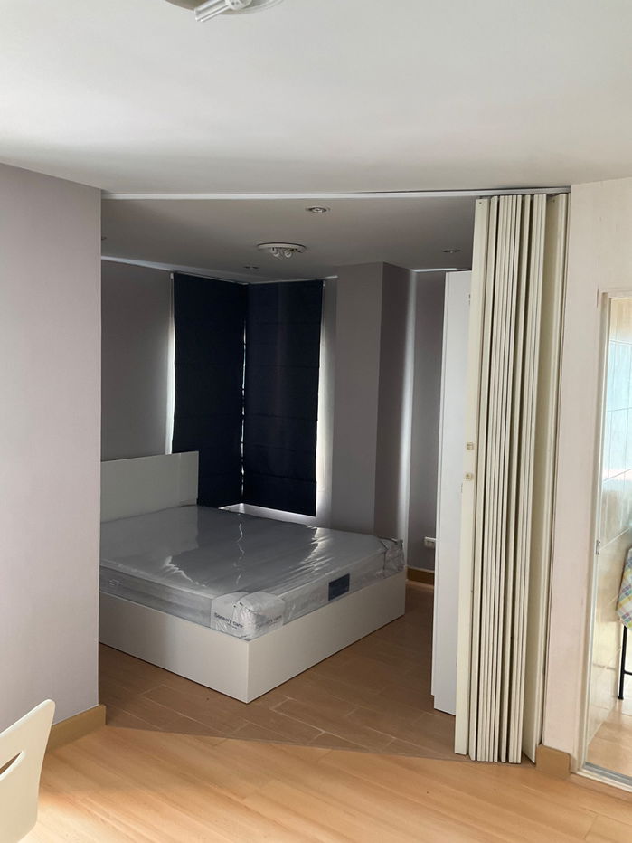 New renovation ; fully furniture, have kitchen and closet terrace , car park at bldg., far from 7/11= 100 m.