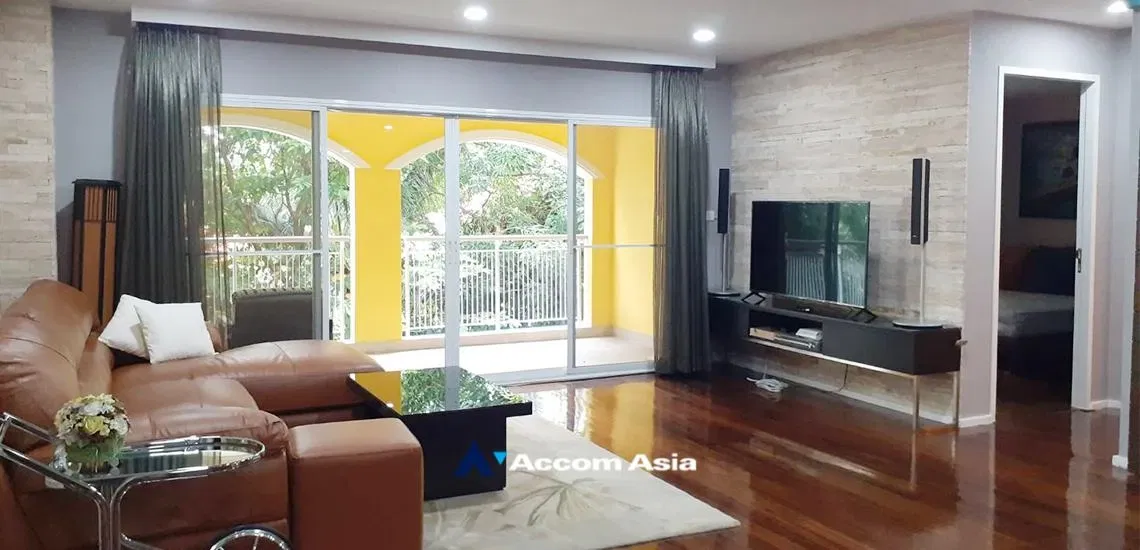 🔼🔽 AccomA 📩 Spacious condominium with polished wood floors and city balcony at Silver Heritage Condominium (1510548)