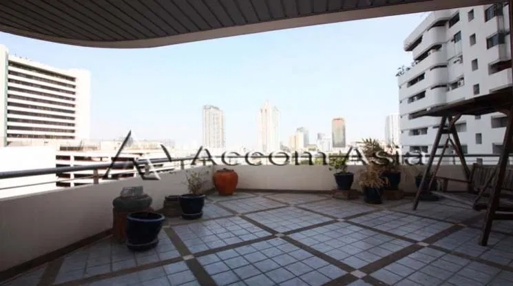 🔼🔽 AccomA 📩 Wood-accented condominium with wide balcony and natural light (26341)