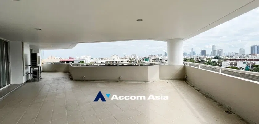 🔼🔽 AccomA 📩 City view condominium with spacious layout and wood accents (25483)
