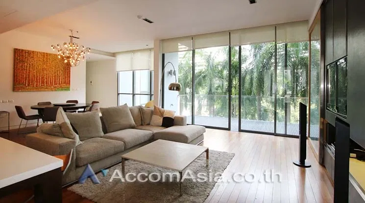 🔼🔽 AccomA 📩 Elegant condo with warm tones and built-in features (1512069)