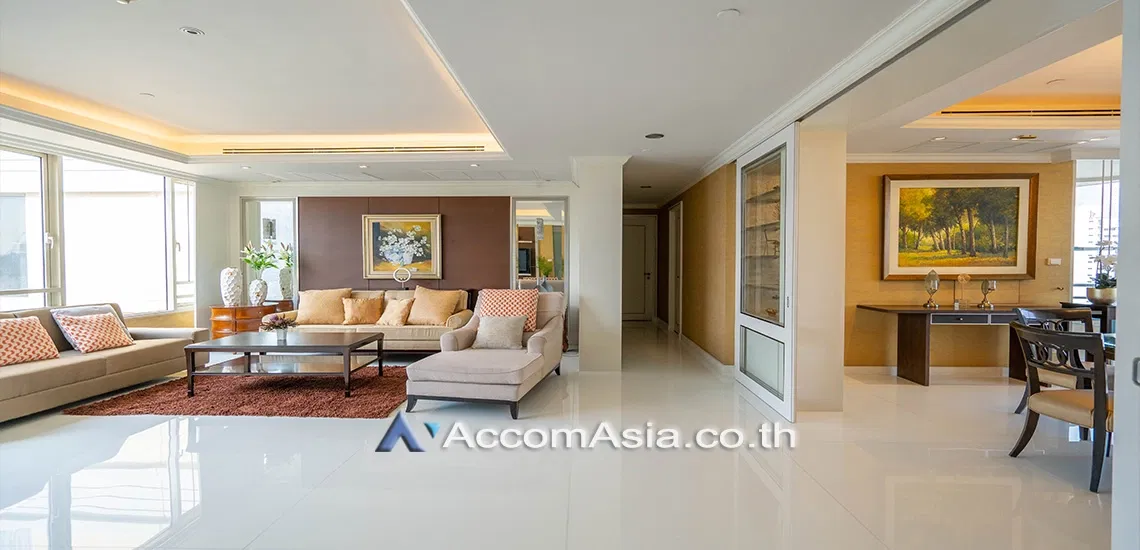 🔼🔽 AccomA 📩 Elegant wood-accented condo with indoor balcony and city view (1516481)
