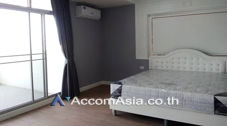 🔼🔽 AccomA 📩 Simple condo with balcony and classic light decor (1512904)