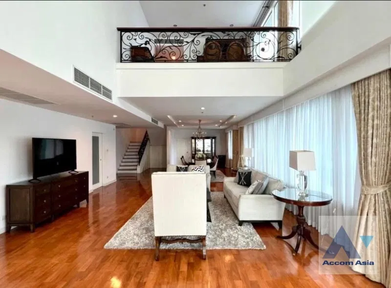 🔼🔽 AccomA 📩 Skyline-view duplex with floor-to-ceiling glass and airy layout (1521568)