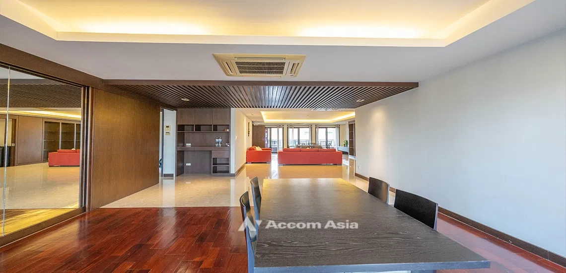 🔼🔽 AccomA 📩 Condo with a spacious balcony offering open city views.
