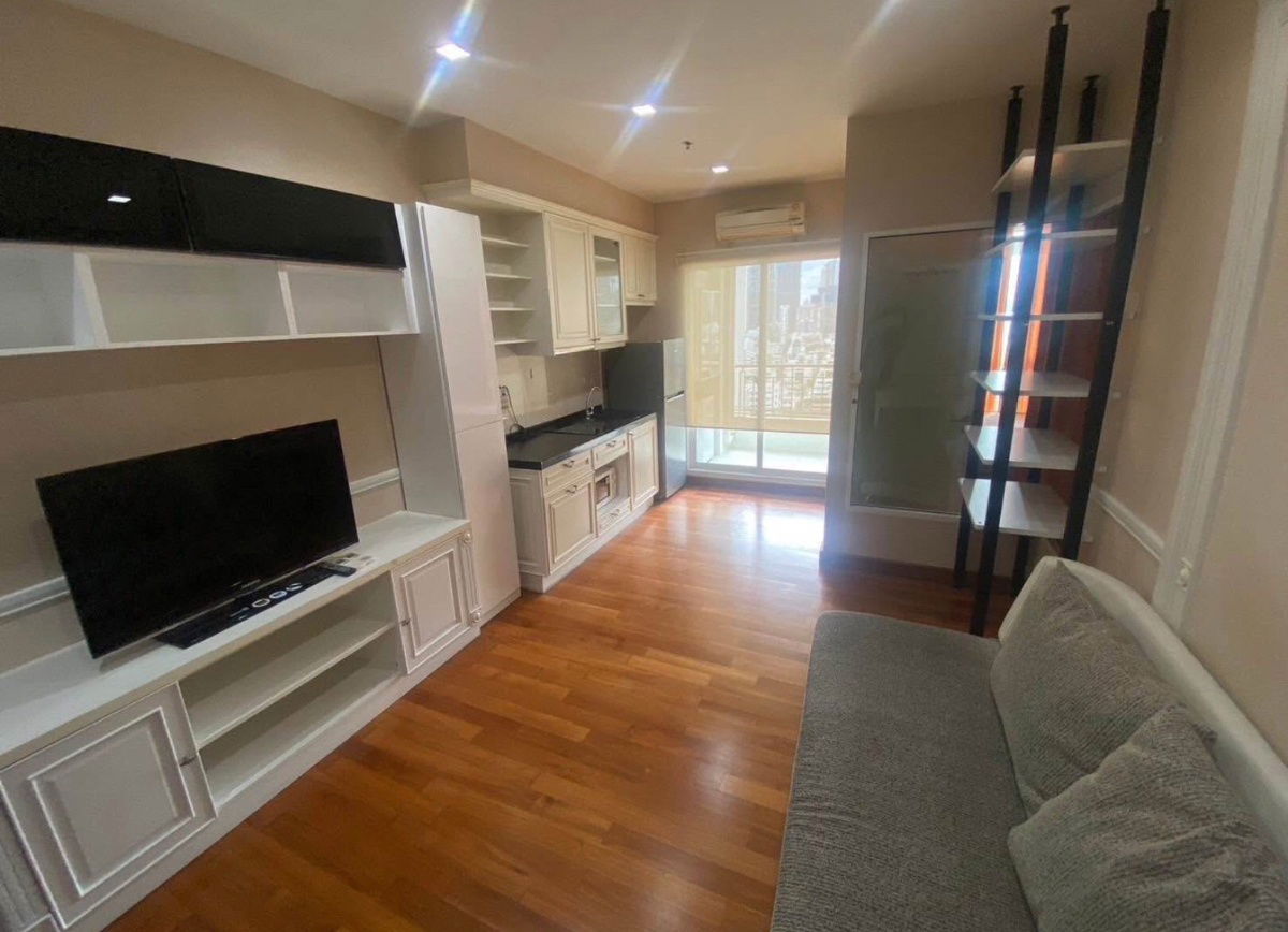 Ivy Sathorn                  10